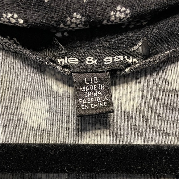 Black and White Sleeveless Top - Picture 2 of 4